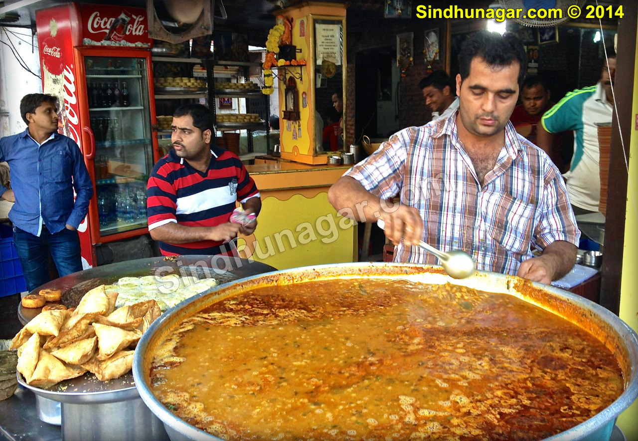 Thousands of Paties at Kishore Patties wala near Gol Maidan